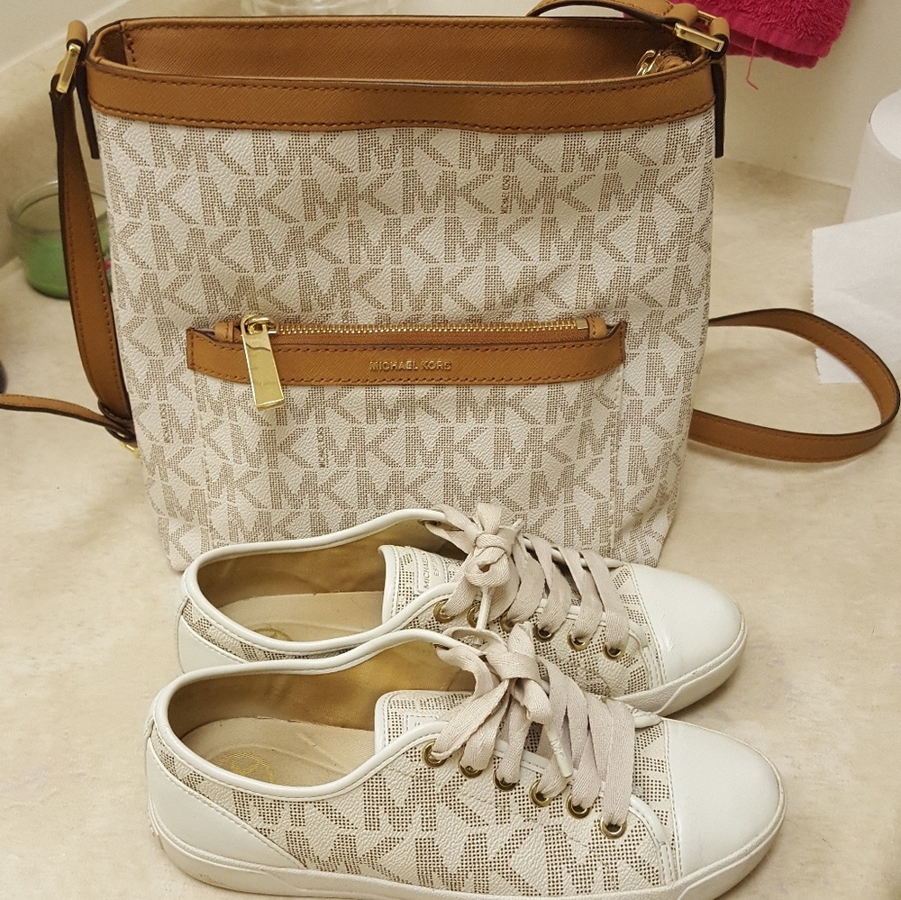 Michael Kors Size 6 with matching handbag